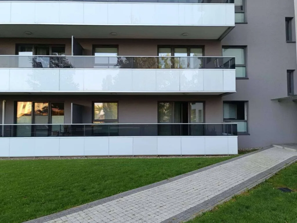 lustro weneckie białystok, folia lustro weneckie białystok, folie okienne białystok, montaż folii białystok, oklejanie okien białystok, okno weneckie białystok